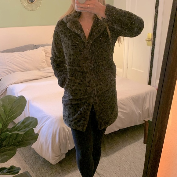 🐆 Plush leopard print coat - Picture 4 of 10